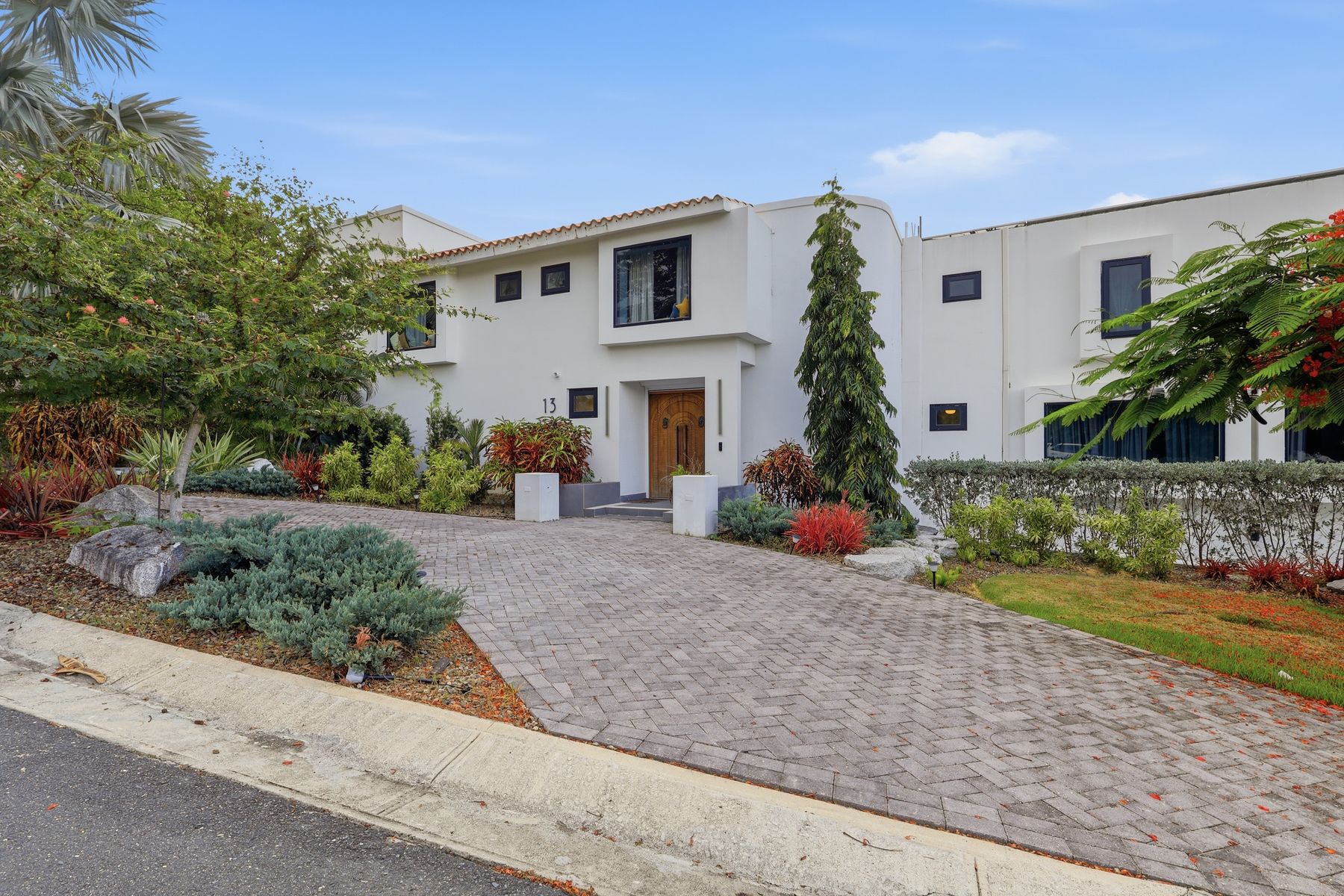 Landscaped front entrance and garden of a modern residence — Bou Photography